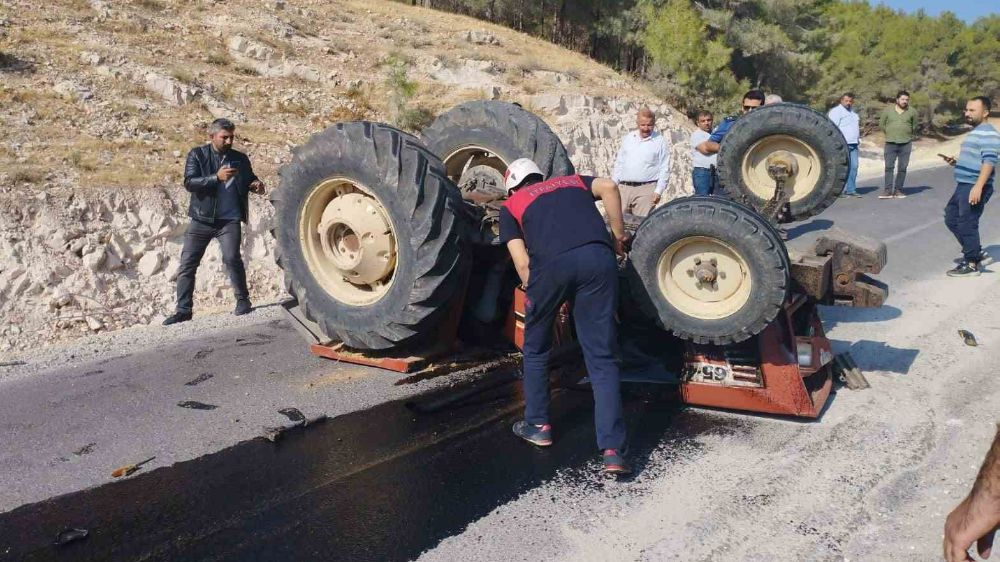 Traktörü devrildi, hayatını kaybetti
