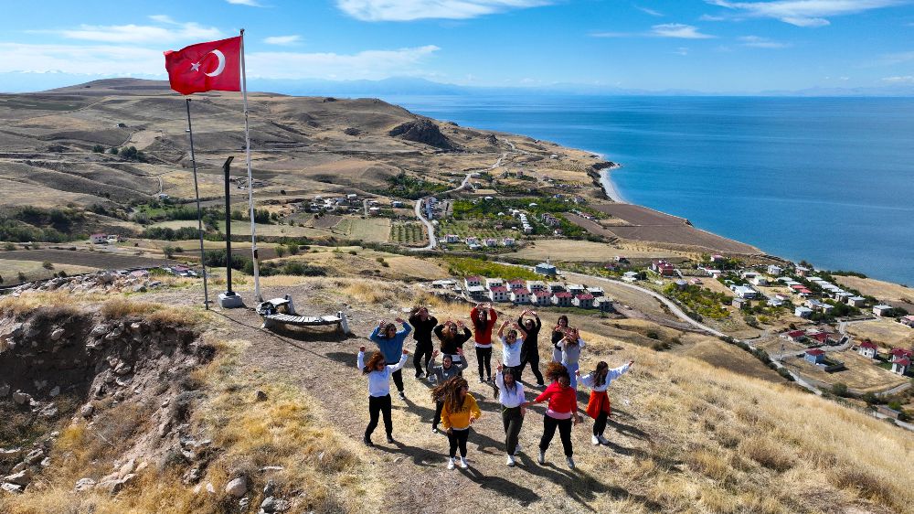 Van'da kadınlar, sporu 2 bin 700 yıllık kalenin zirvesine taşıdı