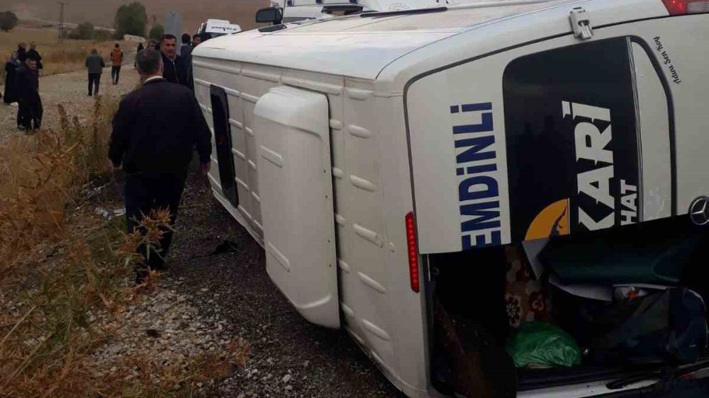 Van'da minibüs yan yattı: 10 yaralı