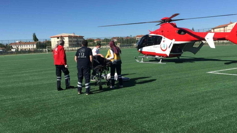 Yaşlı adam kalp krizi geçirdi helikopter ambulans ayağına geldi
