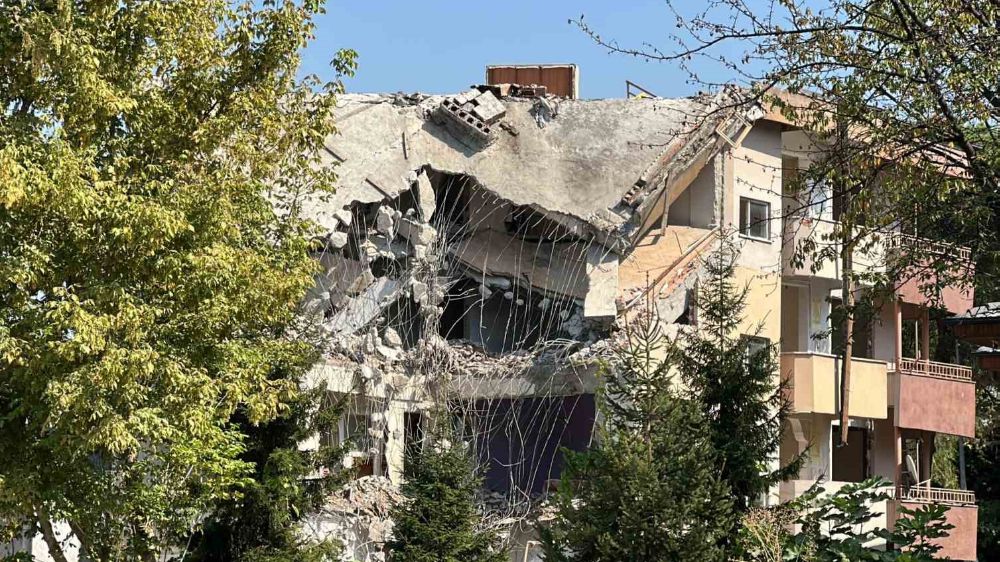 Yıkılma riski olan binalar yıkılıyor