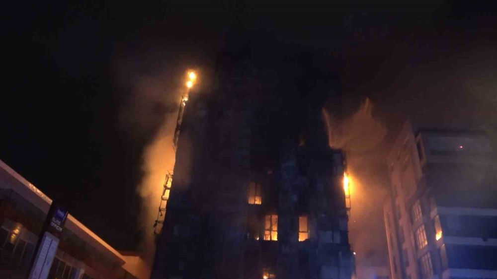 10 katlı iş merkezi yandı küle döndü