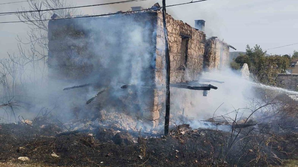 40 yıldır kullanılmayan ev yangınında ağır hasar aldı 