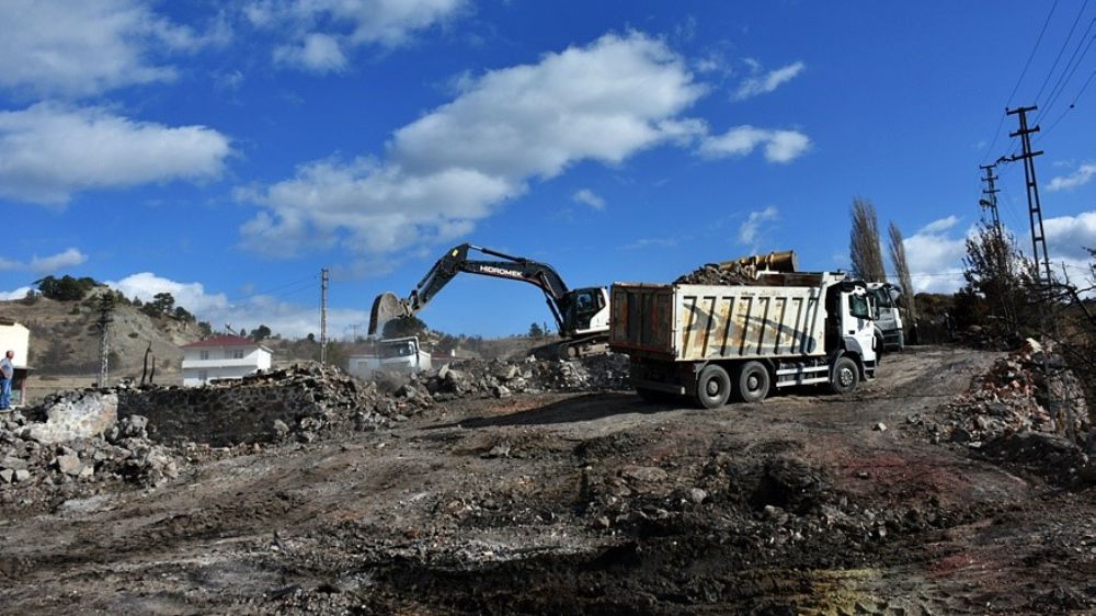 53 yapının yandığı köyde enkaz kaldırma devam ediyor 