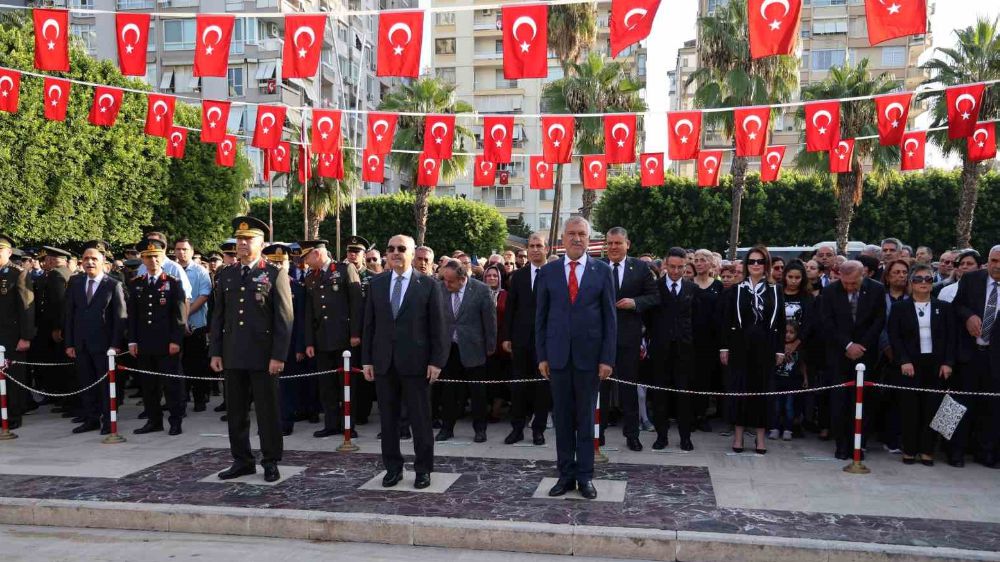 Adana’da Ata'ya saygı duruşu
