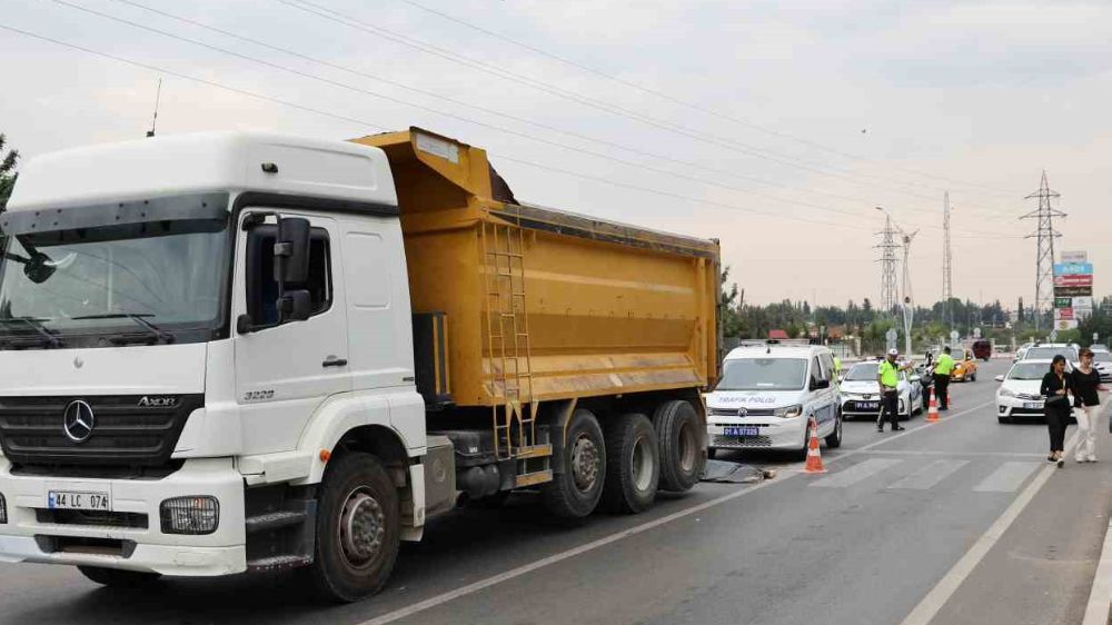 Adana'da karşıya geçmek isten adam kamyonetin çarpması sunucu hayatını kaybetti