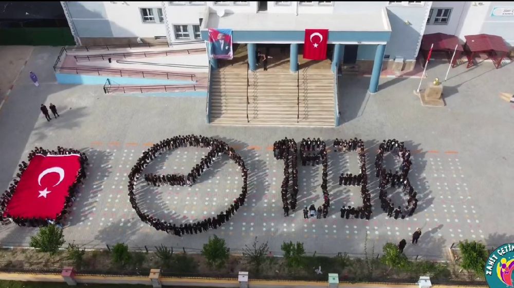 Adana'da Öğrencilerin 10 Kasım koreografisi