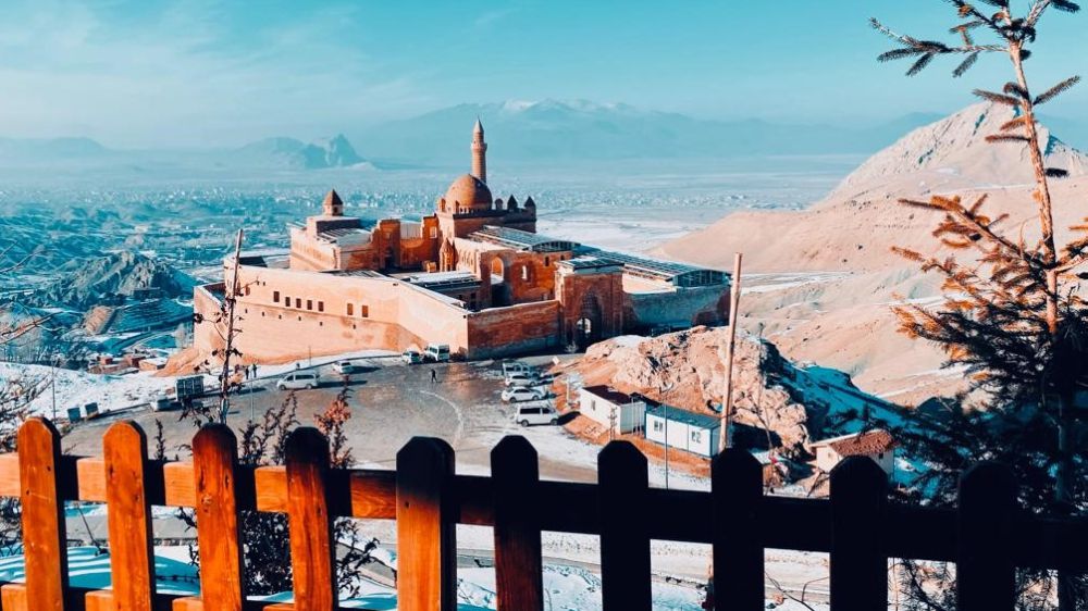 Ağrı'da tarihi saraydan göz kamaştıran kar manzaraları
