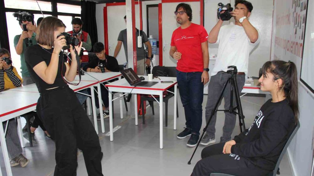 Akbank depremzede gençleri  bilim, teknoloji ve sanatla buluşturuluyor