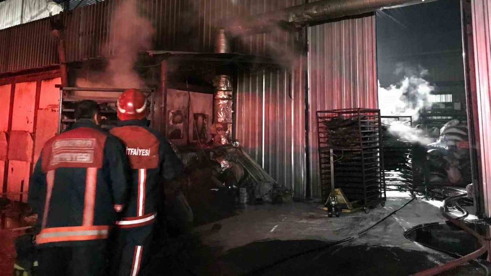 Akyazı'da mangal kömürü tesisinde yangın çıktı 