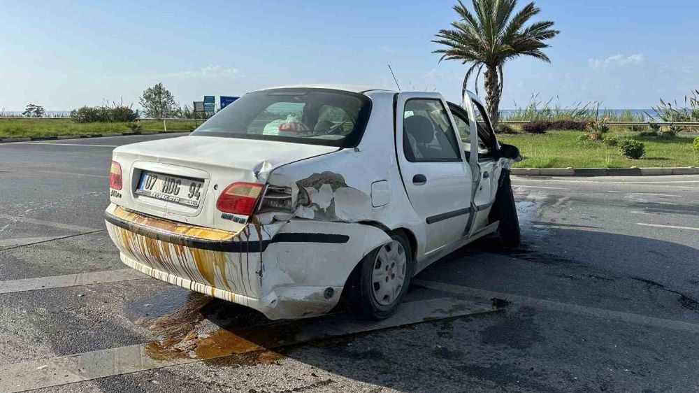 Alanya’da 2 otomobil çarpıştı: 4 yaralı