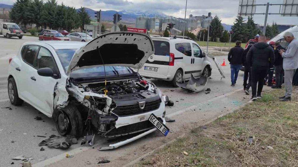 Amasya'da iki otomobil kafa kafaya geldi: 3 yaralı