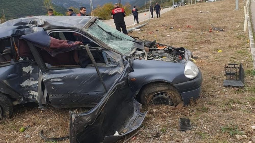 Amasya'da ki kazada hurdaya dönen araçta 1'i ağır 3 yaralı