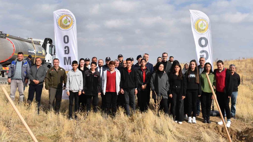 Ankara'da Cumhuriyetin 100’üncü yılı nedeniyle fidanlar toprakla buluştu
