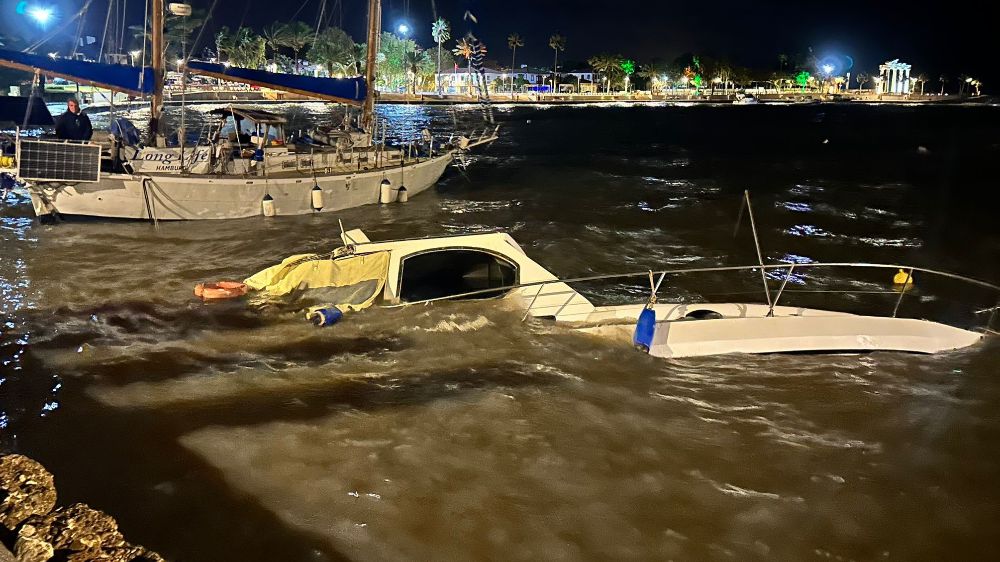 Antalya’da dalgalar balıkçı tekneleri batırdı 