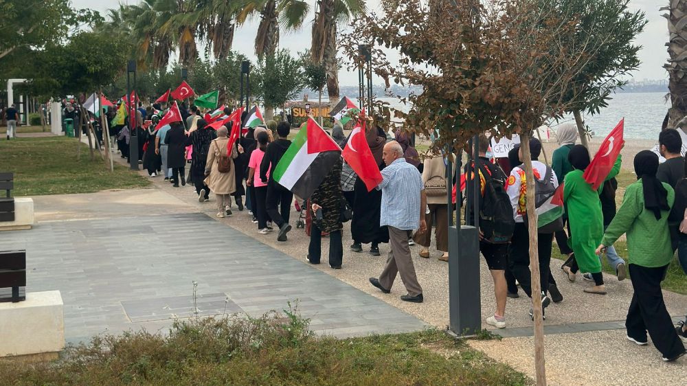 Antalya'da ‘Filistin için İnsan Zinciri’ oluşturdular