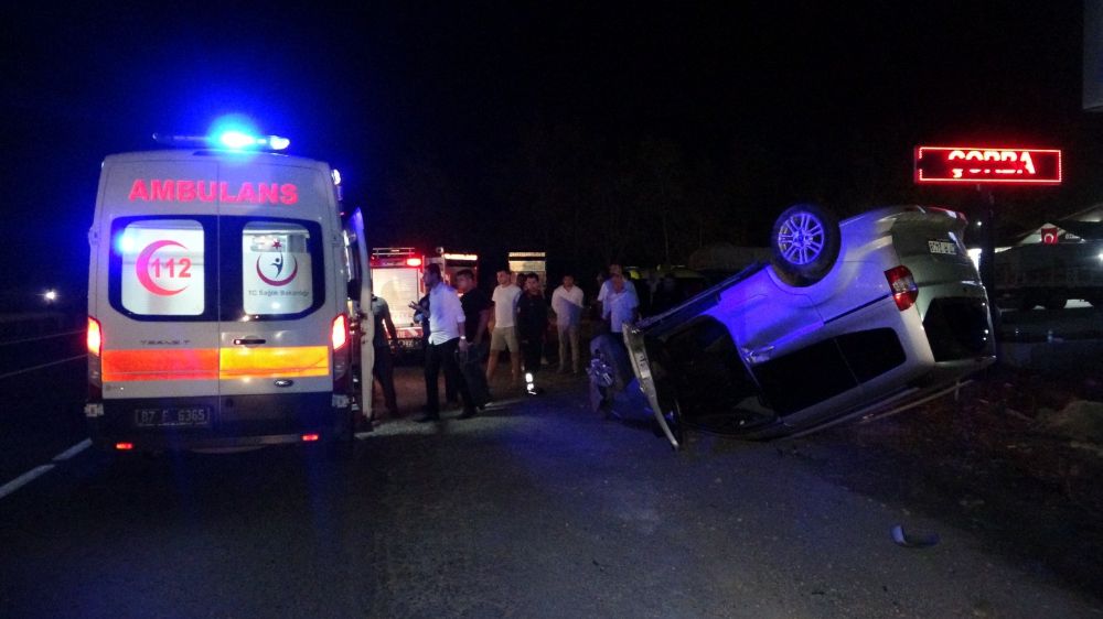 Antalya'da iki otomobil çarpıştı 