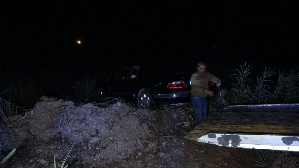 Antalya'da kazaların adresinde kaza! Araziye saplandı