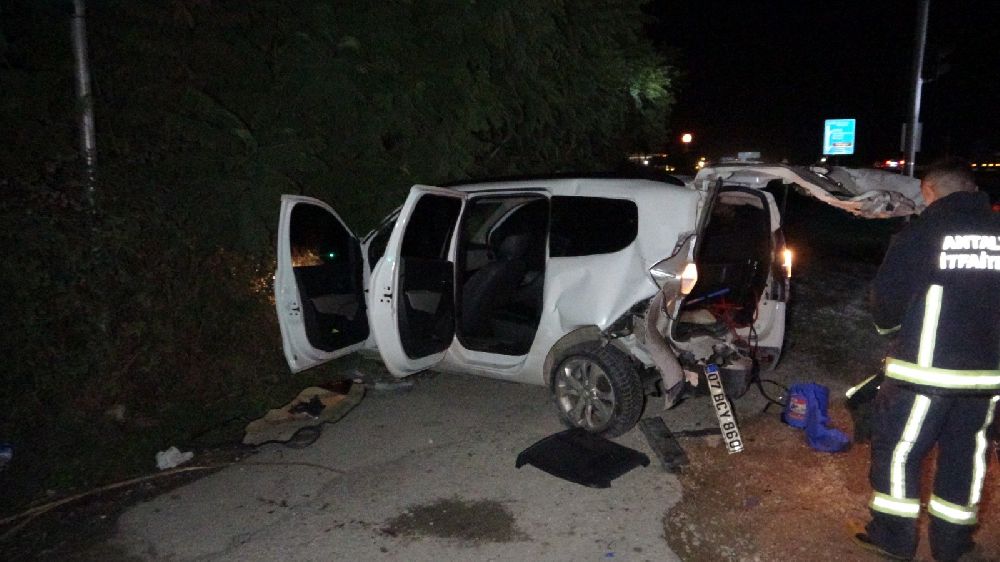 Antalya'da kazaların adresinde kaza! Araziye saplandı