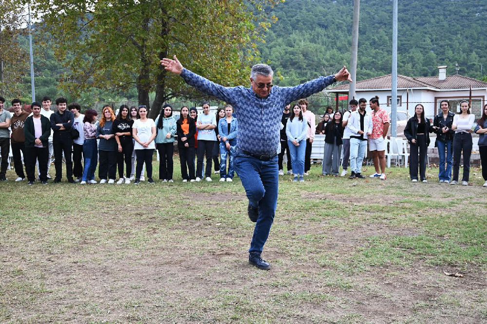 Antalya Kemer Belediye Başkan Topaloğlu’ndan öğrencilere mangal partisi  sürpriz ise Zeybek oyunu 