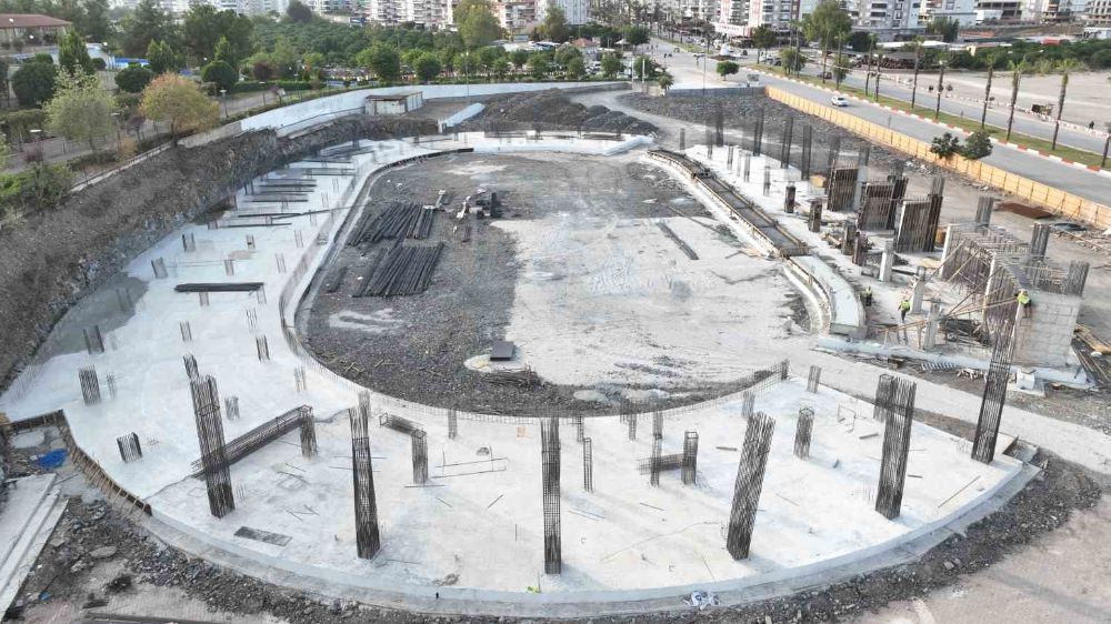 Antalya Kumluca Atatürk Stadyumu’nda çalışmalar hızla sürüyor