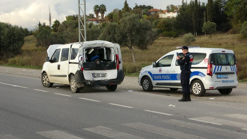 Antalya Manavgat'ta ışıklarda kaza: 1 yaralı