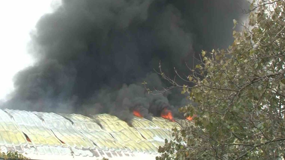 Arnavutköy’de fabrikada yangın korkuttu