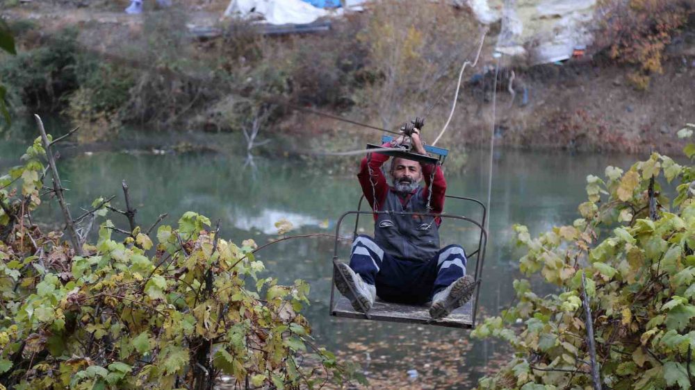 Artvin’de köprü baraj suları altında kalınca köylülerin akılı çözümü