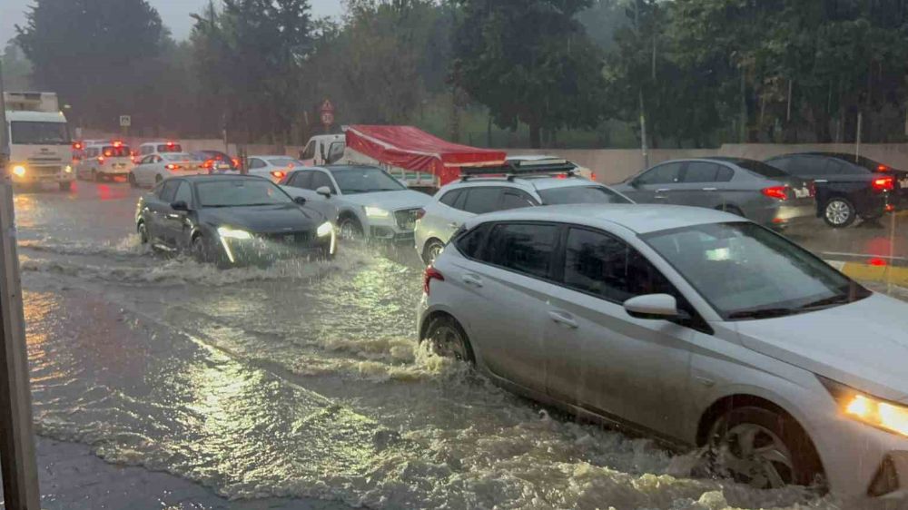 Ataşehir’de caddeyi su bastı, mahsur kalan taksiciyi ve yolcuyu vatandaşlar kurtardı