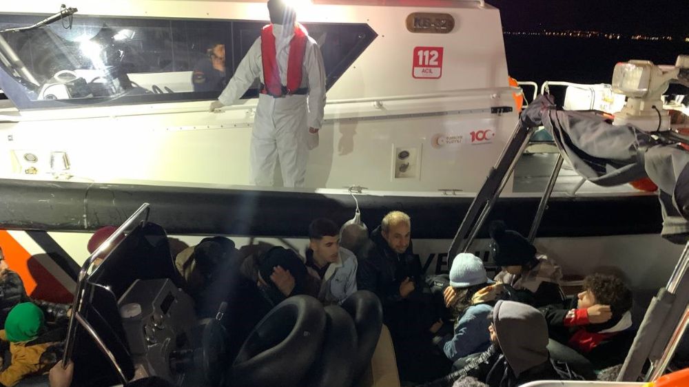 Ayvalık açıklarında yapılan operasyon da 24 göçmen yakalandı