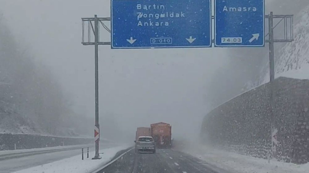 Bartın'da şiddetli kar yağışı yolları kapadı