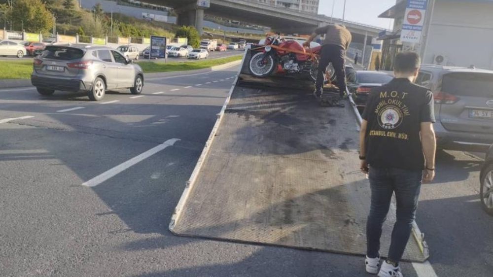 Başakşehir’de motosikletle gezerek etrafı rahatsız eden 2 kişi yakalandı