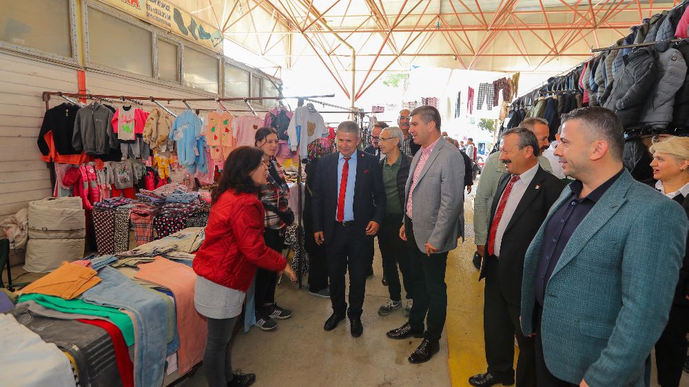 Başkan Ercengiz, Salı pazarı esnaf ve vatandaşlarla bir araya geldi