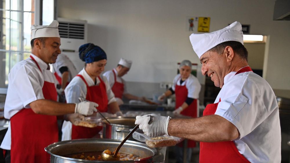 Başkan Mustafa Köleoğlu" Bir Sıcak Yemek Paylaştıkça Mutlu Oluyoruz " 