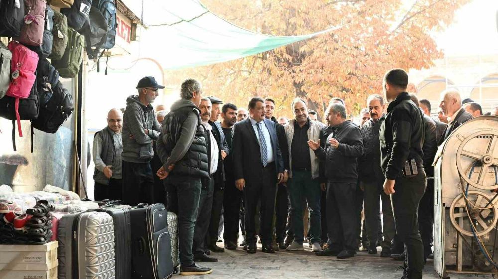 Belediye Başkanı Gürkan, Mısır Çarşısı esnafıyla bir arada