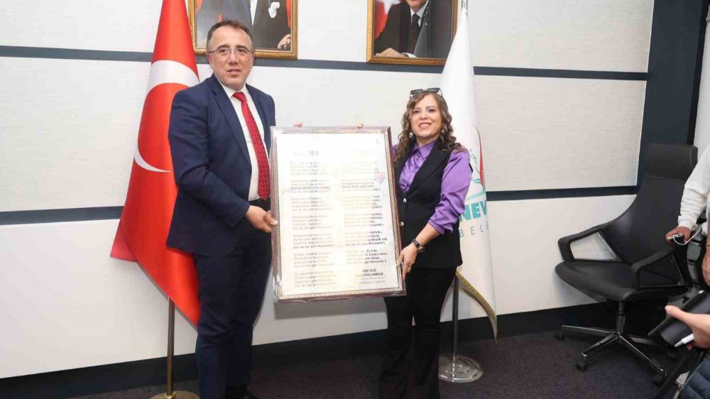 Belediye Başkanı Nevşehir şiirini tablolaştırdı