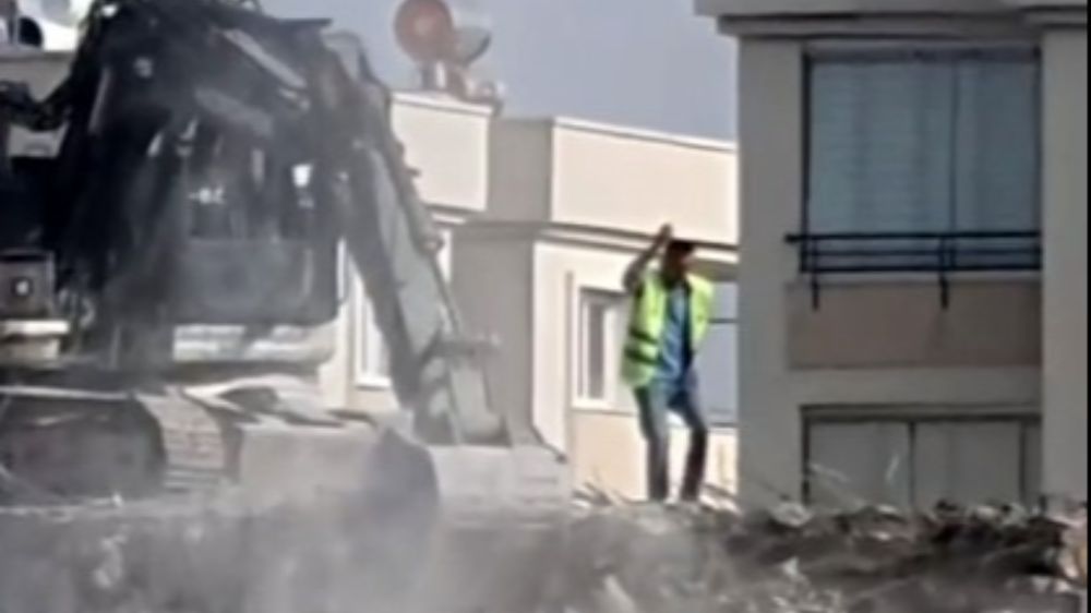 Bina yıkım esnasında dans eden işçi dikkatleri üstüne topladı 