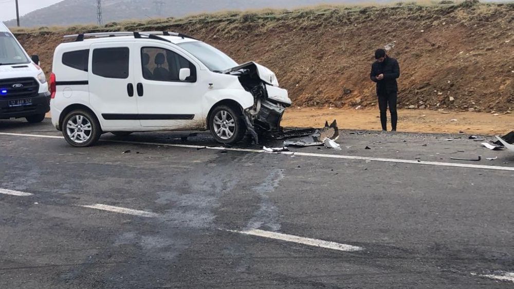 Bingöl’de hafif ticari araç ile otomobil çarpıştı: 6 yaralı