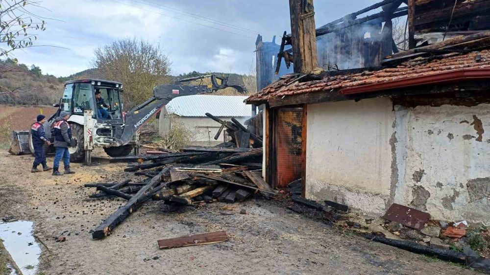 Bolu'da ev yangını, yaşlı çiftin sonu oldu