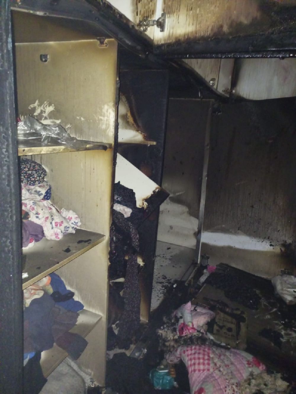 Bucak'ta ev yangını! Ne varsa yandı