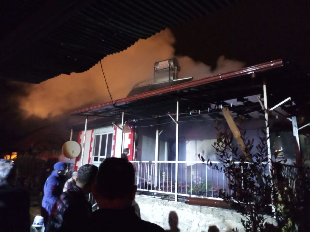 Bucak'ta ev yangını! Ne varsa yandı