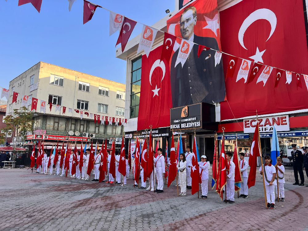 Burdur Bucak'ta 10 Kasım Atatürk'ü anmak için çelenk sunma töreni