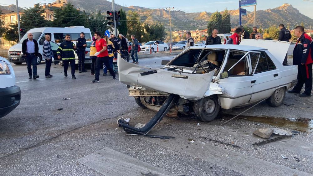 Burdur'da sabah saatlerinde feci kaza; 3 yaralı 