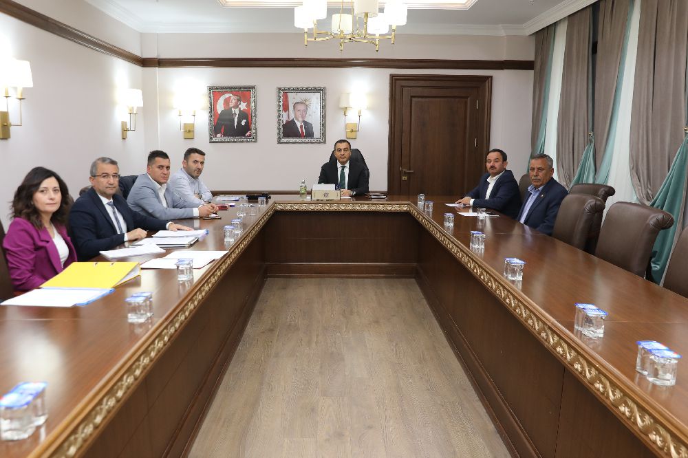 Burdur Valisi Öksüz, encümen toplantılarına başkanlık etti