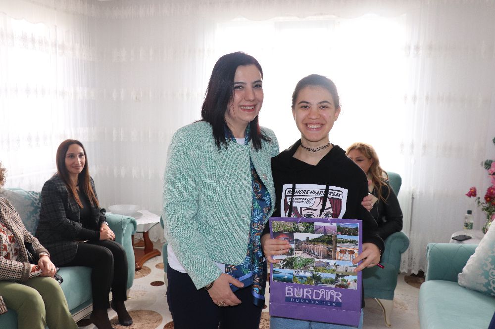 Burdur Valisi Türker Öksüz'ün Eşi Meral Öksüz, Koruyucu Aile Ziyaretinde