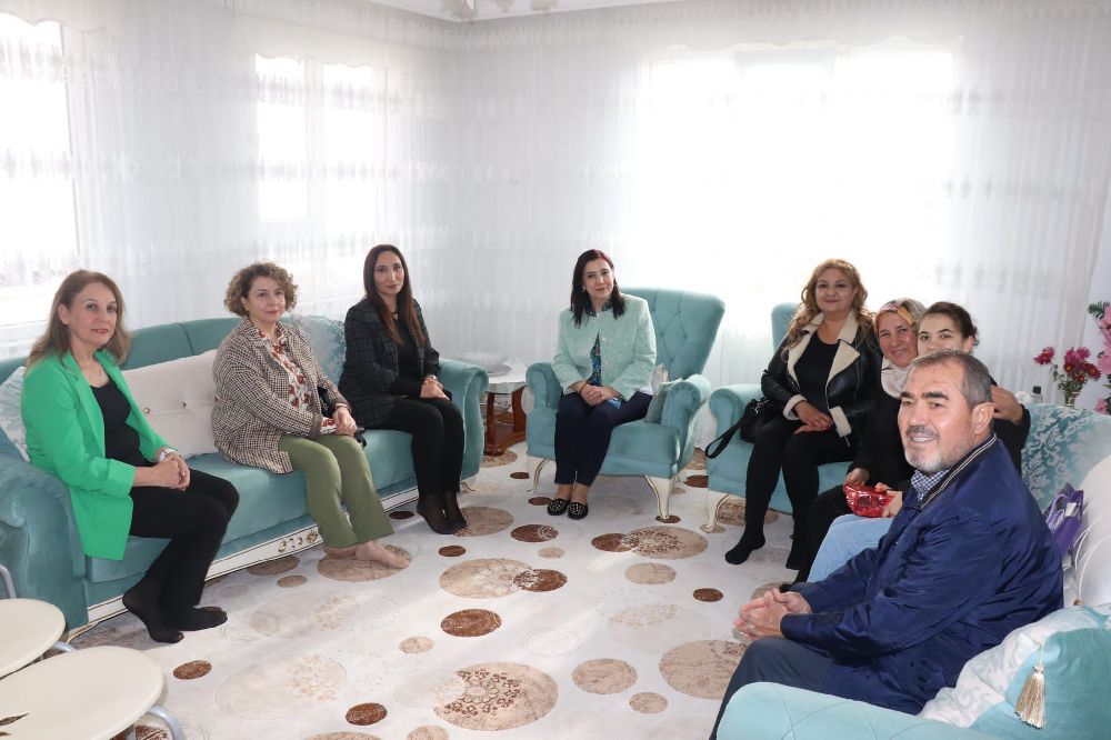 Burdur Valisi Türker Öksüz'ün Eşi Meral Öksüz, Koruyucu Aile Ziyaretinde