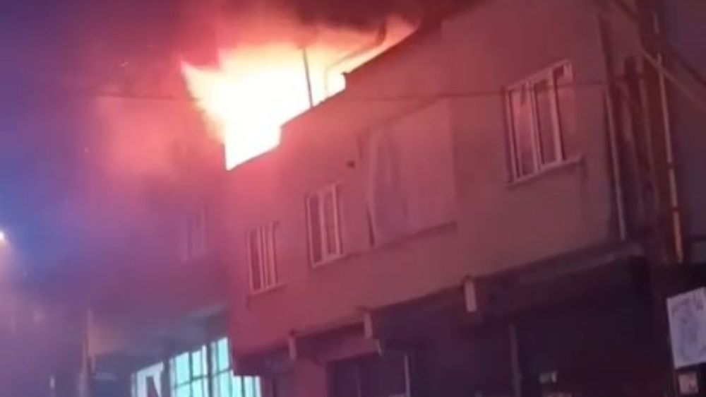 Bursa’da bir evin çatısı alevlere teslim oldu