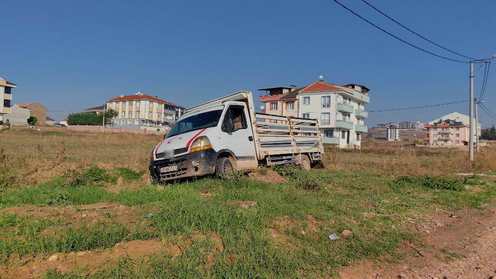 Bursa'da kamyonet sürücüsü kamyonetin altında kaldı