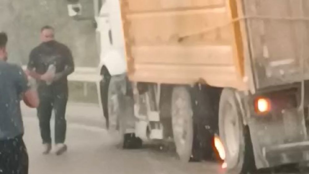 Bursa'da seyir halindeki kamyonun tekerleği, anayola fırladı