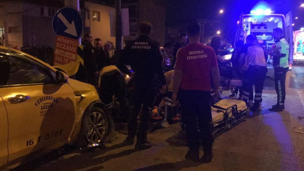 Bursa'da ticari taksi kazası: 1 ağır 6 yaralı